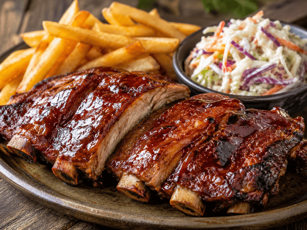 Coasta de Porc cu Sos Barbeque, cartofi Prajiti, salata Coleslaw